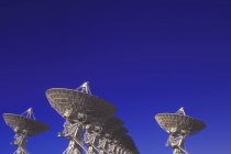 Große Auswahl an Satellitenschüsseln gegen blauen Himmel in New Mexico, USA. — Stockfoto