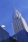 Chrysler Building with satellite dish against blue sky, New York, États-Unis — Photo de stock