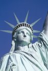 Niedrigwinkel-Ansicht der Freiheitsstatue Kopf Detail gegen blauen Himmel in New York City, USA — Stockfoto