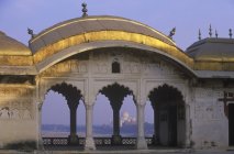 Taj Mahal enmarcado a través de arcos en Agra Fort, Agra, Uttar Pradesh, India - foto de stock
