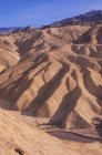 Padrão de erosão Zabriske Point em arenito, Monumento Nacional do Vale da Morte, Califórnia, EUA — Fotografia de Stock