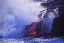 Вулкан Килауэа, впадающий в море в сумерках на Большом острове, Гавайи, США — стоковое фото