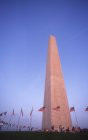 Monumento di Washington con visitatori sotto bandiere americane, Washington, DC, USA — Foto stock