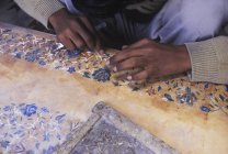 Craftsman inlaying decorations in marble, Agra, Uttar Pradesh, India — Stock Photo