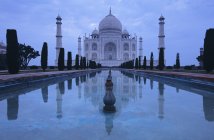 Mosquée Taj Mahal avec piscine claire en soirée, Agra, Inde — Photo de stock