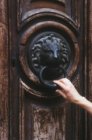 Старая дверь с женщиной на стуке в центре города Аден-Прованс, Франция — стоковое фото