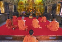 Monks praying in monastery of Wat Indrawahim, Bangkok, Thailand — Stock Photo