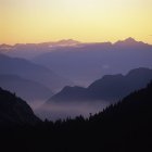 Silhouette del Monte Elphinstone all'alba vicino a Gibsons, Sunshine Coast, Columbia Britannica, Canada . — Foto stock