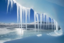 Antarktische Eiszapfen hängen von Eishöhle Schneehügel Insel, Wedell Meer, Antarktis — Stockfoto