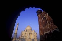 Taj Mahal enmarcado por un arco en Agra, Uttar Pradesh, India - foto de stock