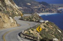Autostrada con auto e cartello stradale sulla costa vicino a Big Sur, California, Stati Uniti — Foto stock
