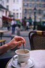Caffè con mano femminile mescolando caffè, Parigi, Francia — Foto stock