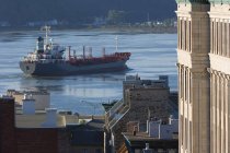 Промышленная сцена с кораблем на реке Святого Лаврентия, Квебек, Квебек, Канада . — стоковое фото
