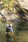 Pesca a mosca dell'uomo sull'affluente del fiume dell'alce vicino a Fernie, valle dell'alce, Kootenays orientale, Colombia britannica, Canada . — Foto stock