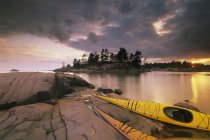 Scena del tramonto con kayak sulla riva, Chikanishing Creek, Georgian Bay, Killarney Provincial Park, Ontario, Canada . — Foto stock