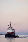 Remolcador oceánico en el crepúsculo cerca de Sidney, Columbia Británica, Canadá . - foto de stock