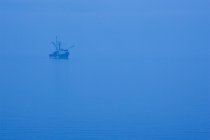 Vieira-arrastador em Annapolis Basin em névoa, Digby, Nova Escócia, Canadá . — Fotografia de Stock