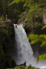 Каякер, управляющий водопадом Сазерленд в Ревелстоке, Британская Колумбия, Канада . — стоковое фото