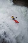 Kayaker працює падає вниз в каньйон Джонстон, Banff Національний парк, Альберта, Канада. — стокове фото