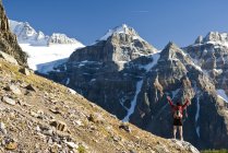 Wanderin über Moränensee und Tal der zehn Gipfel am Weg zum Sentinelpass, alberta, canada. — Stockfoto
