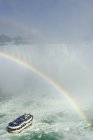 Barco de turismo sob arco-íris por Horseshoe Falls, Niagara Falls, Ontário, Canadá . — Fotografia de Stock