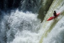 Каякер, що скидає Lundbreck Falls, Kananaskis Country, Rocky Mountains, Alberta, Canada — стокове фото