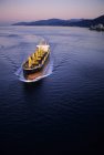 Vista de alto ângulo do navio de carga na água da entrada de Burrard em Vancouver, Colúmbia Britânica, Canadá — Fotografia de Stock