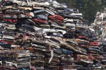 Pilhas de carros obsoletos no pátio de reciclagem, Ilha de Vancouver, Colúmbia Britânica, Canadá — Fotografia de Stock