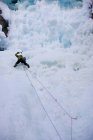 Homem escalador de gelo subindo montanha em Ghost River, Alberta, Canadá — Fotografia de Stock