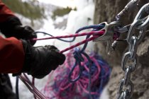 Close-up de cordas de atraso de escalador de gelo, Ghost River, Rocky Mountains, Alberta, Canadá — Fotografia de Stock