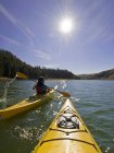 Kayak de femme en plein soleil au lac Trapp près de Kamloops, Colombie-Britannique, Canada — Photo de stock