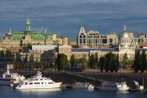 Яхты на реке Святого Лаврентия с городским пейзажем Старого Монреаля и ратуши в фоновом режиме, Монреаль, Квебек, Канада . — стоковое фото