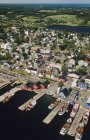 Blick von oben auf Boote und Häuser in der Lüneburger Hafenstadt in Nova Scotia, Kanada — Stockfoto