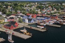 Vista ad alto angolo di barche e case nella città portuale di Lunenburg in Nuova Scozia, Canada — Foto stock