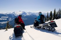 Друзья, отдыхающие на снегоходах в Монашисе, регион Томпсон Оканаган, Британская Колумбия, Канада — стоковое фото