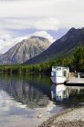 Тур лодка причалил на озере Макдональд, Ледник Национальный парк, Монтана, Соединенные Штаты Америки — стоковое фото