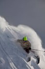 Esquiador masculino cortando em pó transformar em montanhas de Kicking Horse Resort, British Columbia, Canadá — Fotografia de Stock