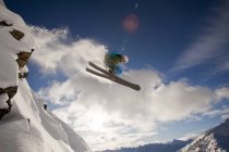 Männliche Skifahrer lüften Klippe in Treten Pferd Resort Backcountry, golden, britisch Columbia, Kanada — Stockfoto