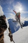 Maschio sciatore in onda scogliera a calci Horse Resort backcountry, Golden, British Columbia, Canada — Foto stock
