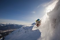 Esquiador masculino penhasco arejamento em Kicking Horse Resort sertão, Golden, Colúmbia Britânica, Canadá — Fotografia de Stock