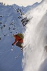 Чоловічий лижник провітрювання скелі в ногами курорт Horse беккантрі, Золотий, Британська Колумбія, Канада — стокове фото