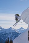 Männliche Skifahrer lüften Schneekissen, Monascheberge, britische Kolumbia, Kanada — Stockfoto