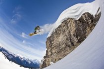 Hombre snowboarder aireando almohada de nieve, Monashee Mountains, Vernon, Columbia Británica, Canadá - foto de stock