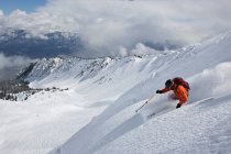 Mann beim Skifahren im schneebedeckten Kicking Horse Mountain Resort, British Columbia, Kanada. — Stockfoto