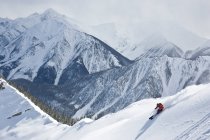 Homem esquiando em montanhas de Super Bowl, Kicking Horse Mountain Resort, British Columbia, Canadá . — Fotografia de Stock