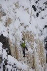 Uomo che si arrampica sul ghiaccio fuori Sherbrooke, Quebec, Canada — Foto stock