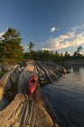 Kayak rosso sulla riva del lago Huron, Geogian Bay, Canadian Shield, Ontario, Canada — Foto stock