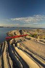 Rotes Kajak am Ufer des Huron-Sees, geogische Bucht, kanadisches Schild, Ontario, Kanada — Stockfoto
