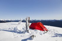 Tienda en la cima del Monte Seymour en invierno con montañas en el fondo, Columbia Británica, Canadá . - foto de stock