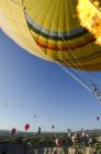 Ballooning over mountain range at Goreme, Cappadocia, Turkey — Stock Photo